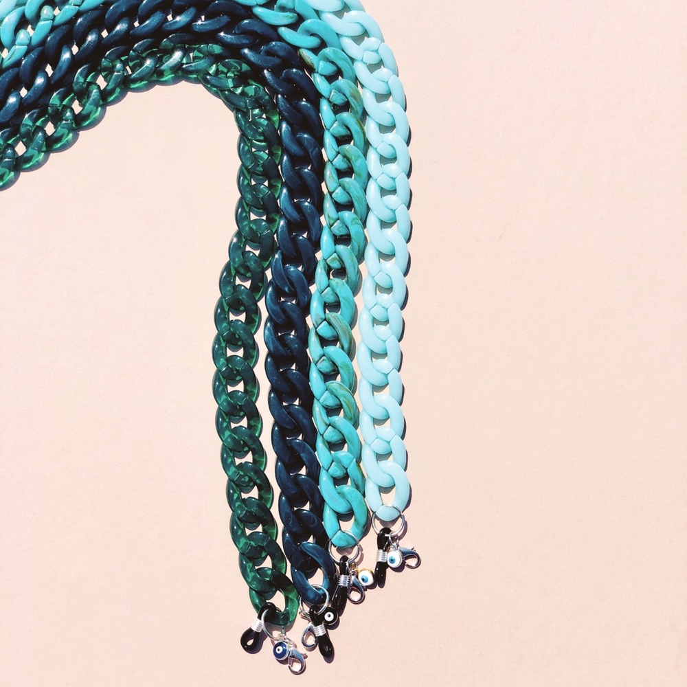 The charm offensive green Acrylic mask chains🧿📿
